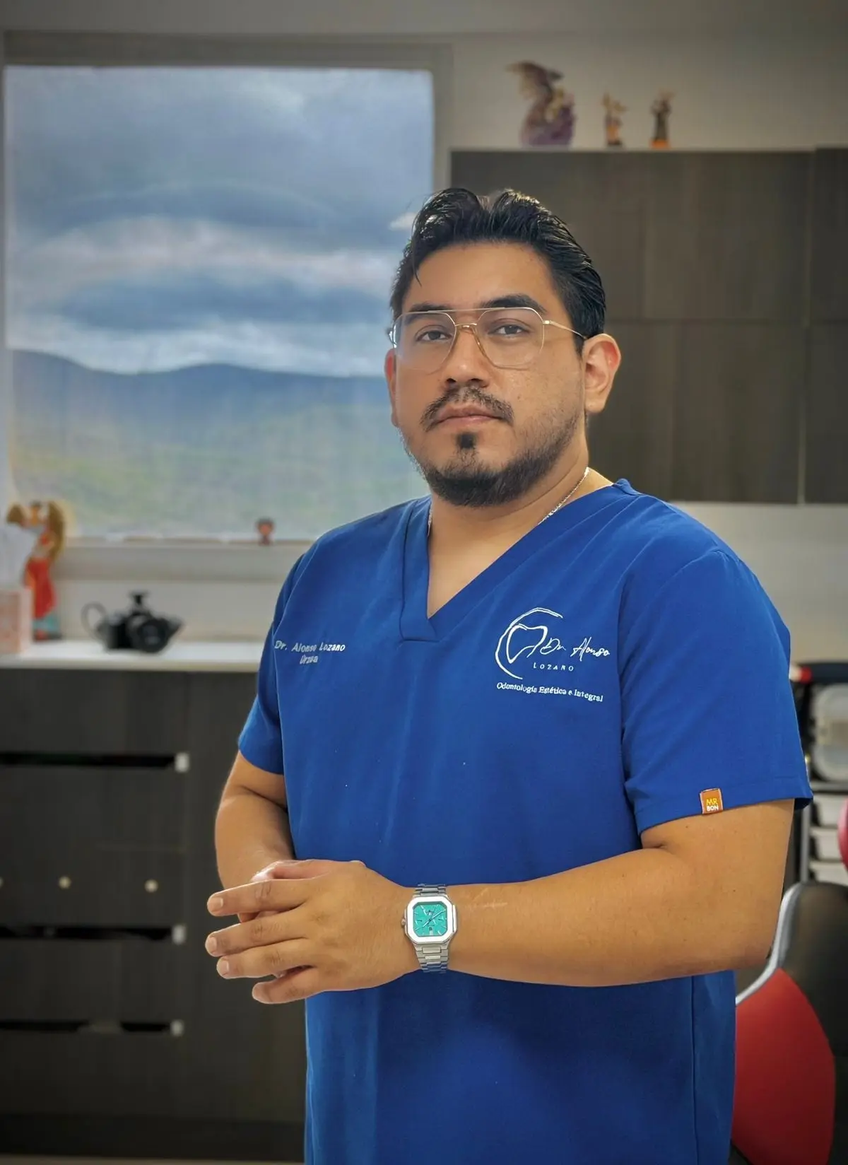 El Dr. Alonso Lozano Urzúa en el consultorio 3111 de Hospital Moscati